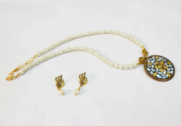 White_Synthetic_Pearl_Beads_With_Pendant_Necklace_For_Women
