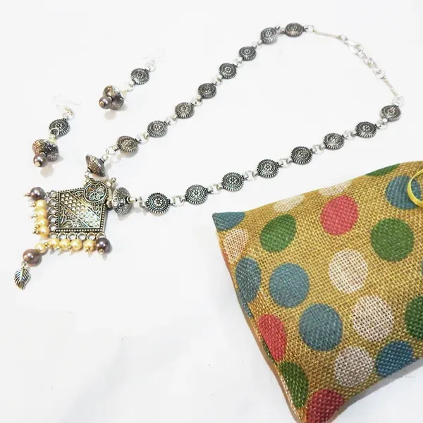 Silver_Metal_Beads_Fancy_Pendant_Necklace_For_Women