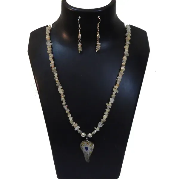 Off_White_Gem_Stone_Moonstone_Chips_With_Glass_Pendant_Neclace_For_Women