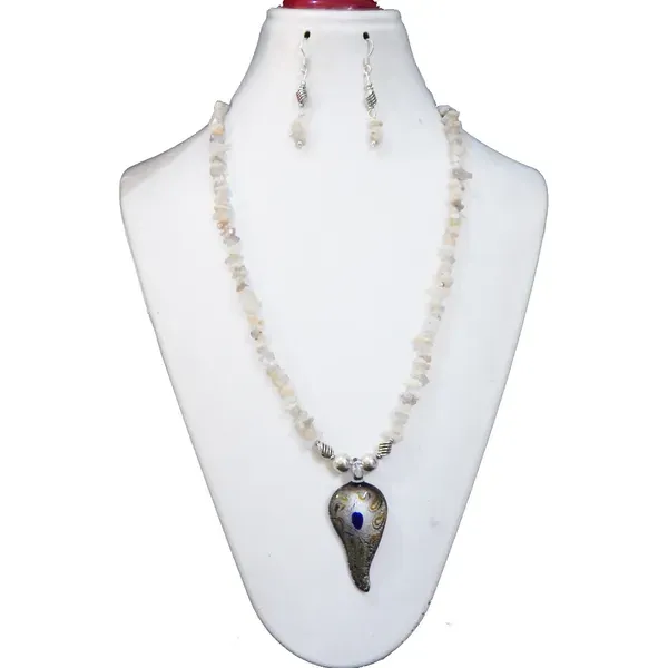Off_White_Gem_Stone_Moonstone_Chips_With_Glass_Pendant_Neclace_For_Women