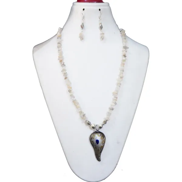 Off_White_Gem_Stone_Moonstone_Chips_With_Glass_Pendant_Neclace_For_Women