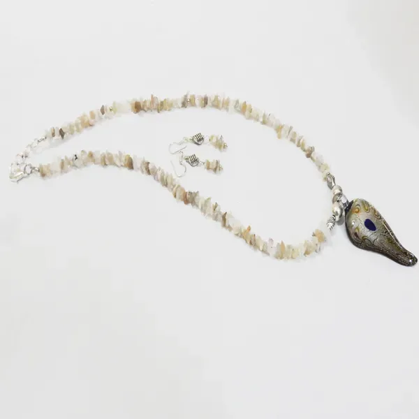 Off_White_Gem_Stone_Moonstone_Chips_With_Glass_Pendant_Neclace_For_Women