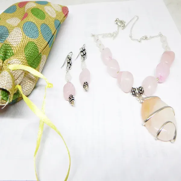 Pink_Gemstone_Rose_Quartz_Beads_Pendant_Necklace_For_Women