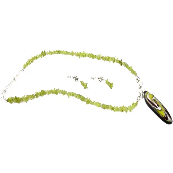 Parrot_Green_Gem_Stone_Peridot_Chips_With_Glass_Pendant_Neclace_For_Women