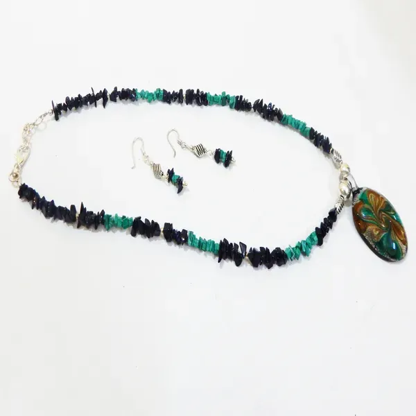 Blue_Gem_Stone_Gold_Melachite_Chips_With_Glass_Pendant_Neclace_For_Women