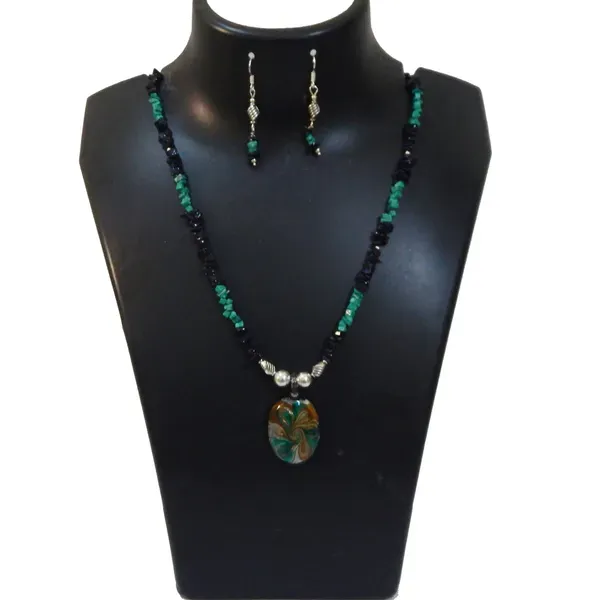 Blue_Gem_Stone_Gold_Melachite_Chips_With_Glass_Pendant_Neclace_For_Women