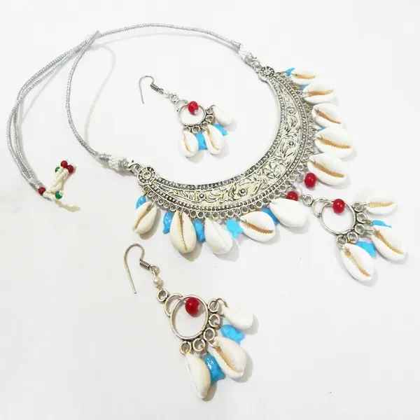 Silver_Hasli_Necklace_With_Sea_Shell_Beads_For_Women