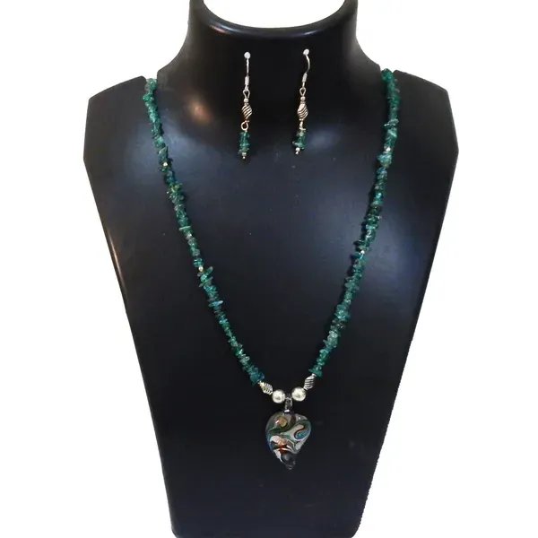 Green_Gem_Stone_Aventurine_Chips_With_Glass_Pendant_Neclace_For_Women
