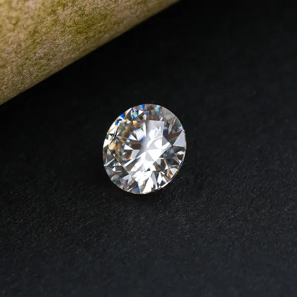 Mossonite_Round_Brilliant_Cut_VVS1_0.70_Carat_Certificate_Number:-_593073
