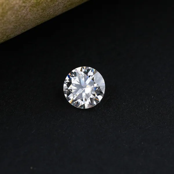 Mossonite_Round_Brilliant_Cut_VVS1_0.90_Carat_Certificate_Number:-_593077_