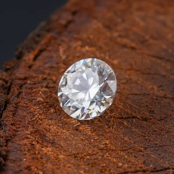 Mossonite_Round_Brilliant_Cut_VVS1_0.90_Carat_Certificate_Number:-_593077_