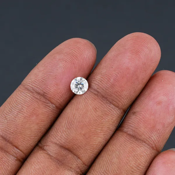 Mossonite_Round_Brilliant_Cut_VVS1_0.90_Carat_Certificate_Number:-_593077_