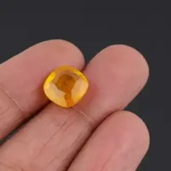 Yellow_Sapphire_Pukhraj_Natural_Gem_Stone_For_Unisex