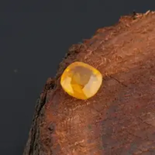 Yellow_Sapphire_Pukhraj_Natural_Gem_Stone_For_Unisex