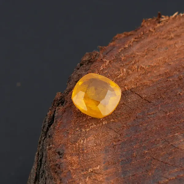 Yellow_Sapphire_Pukhraj_Natural_Gem_Stone_For_Unisex