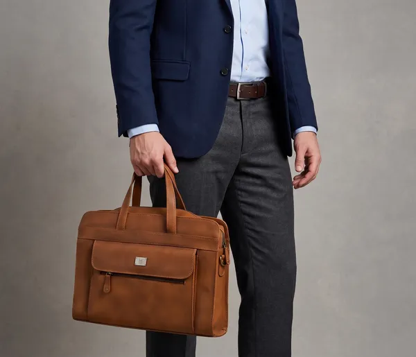Brown_Leather_Briefcase_With_Shoulder_Strap