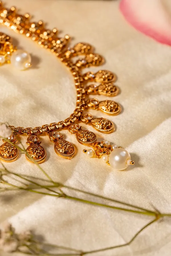 Gold_Gold-Plated_Temple_Short_Necklace_Sets_For_Women