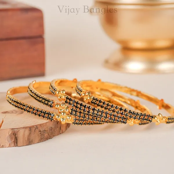 Aarohi_Black_Stone_Gold_Plated_Bangle