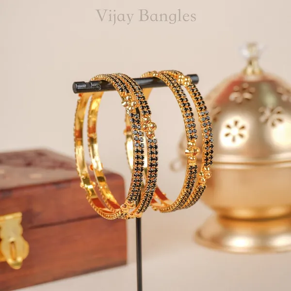 Aarohi_Black_Stone_Gold_Plated_Bangle