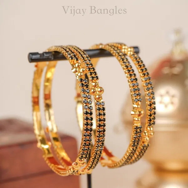 Aarohi_Black_Stone_Gold_Plated_Bangle