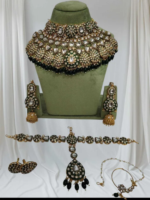 Green_Gold-Plated_Kundan_Pearl_Bridal_Jewellery_Set_For_Women