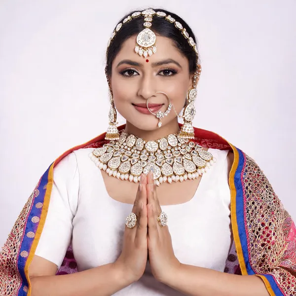 White_Gold-Plated_Kundan_Pearl_Bridal_Jewellery_Set_For_Women