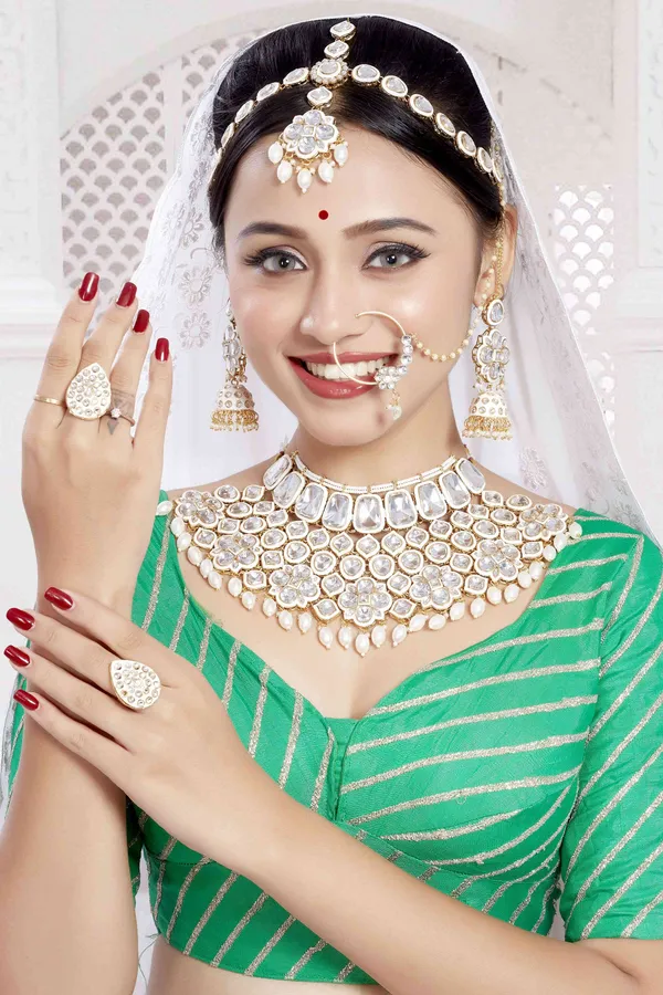 White_Gold-Plated_Kundan_Pearl_Bridal_Jewellery_Set_For_Women