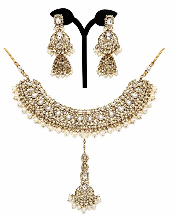 Gold-Toned_Stone_Studded_Maang_Tikka_And_Jhumka_Set_for_Women