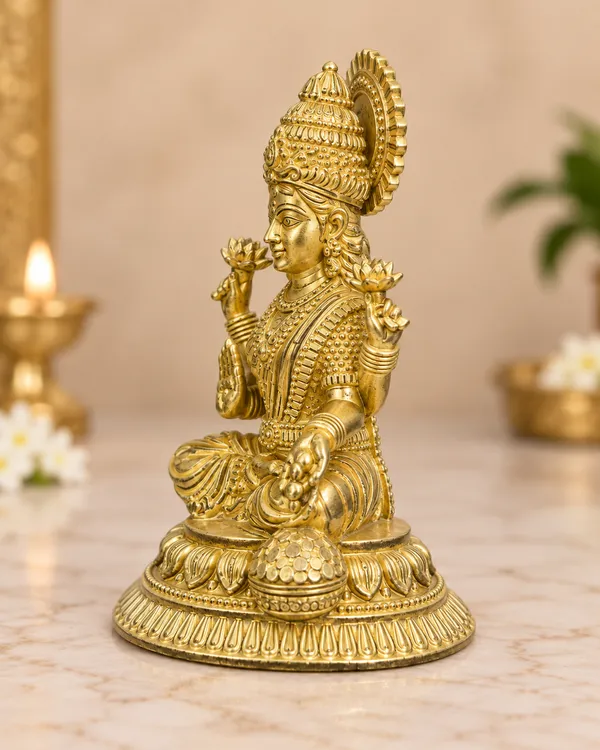 Goddess_Lakshmi_on_Round_Brass_Plate,_Gold_Finish