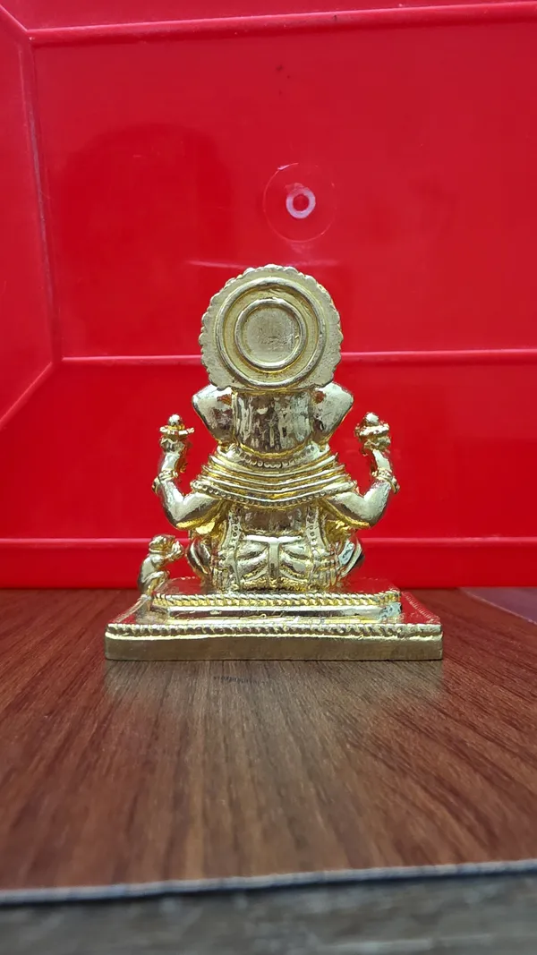 Traditional_Ganesha_Brass_Idol,_Gold_Finish