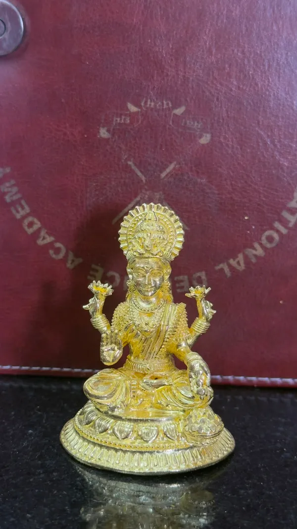 Goddess_Lakshmi_on_Round_Brass_Plate,_Gold_Finish