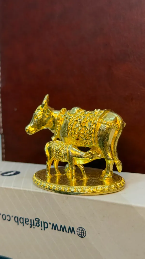 Kamdhenu_Cow_with_Calf_-_Brass_Showpiece,_Gold_Finish