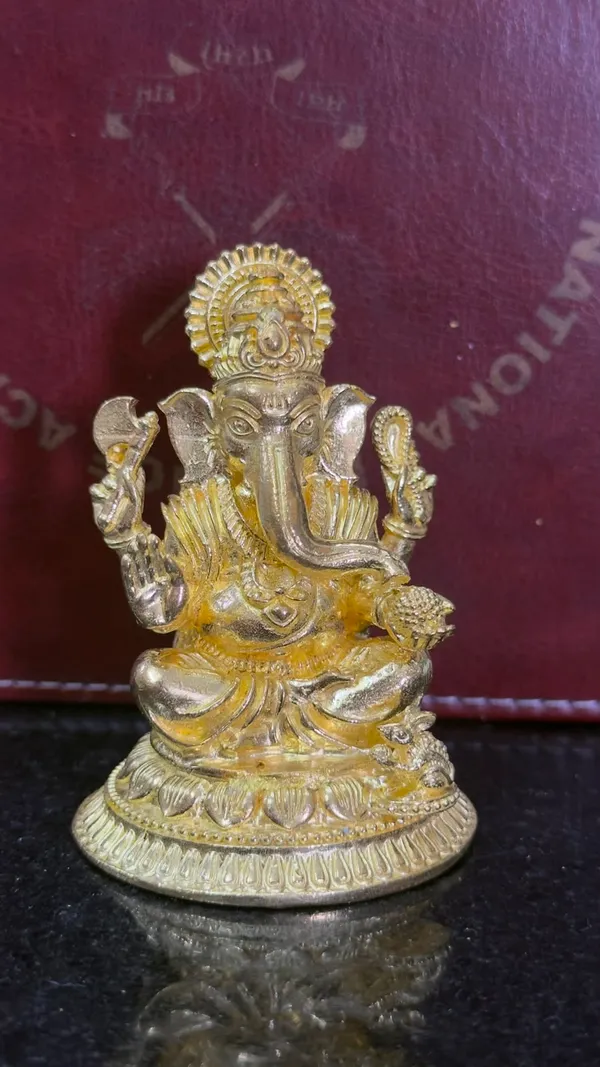 Ganesha_on_Round_Brass_Plate,_Gold_Finish