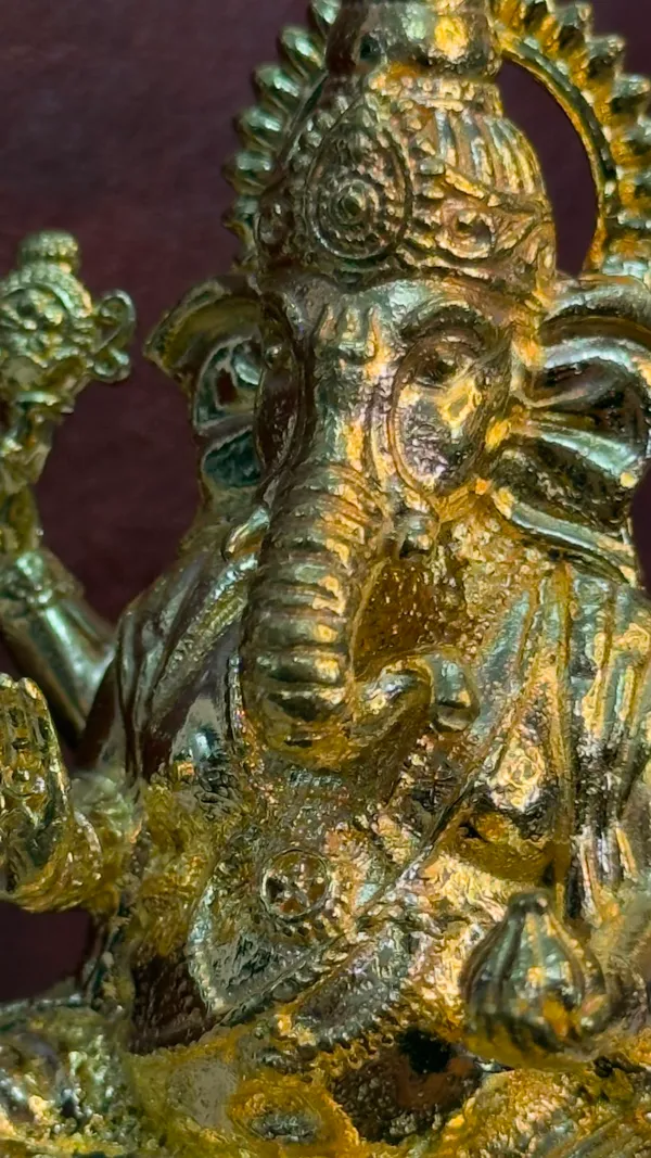 Lord_Ganesha_Seated_on_Lotus_-_Brass_Idol,_Gold_Finish