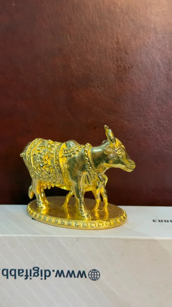 Kamdhenu_Cow_with_Calf_-_Brass_Showpiece,_Gold_Finish
