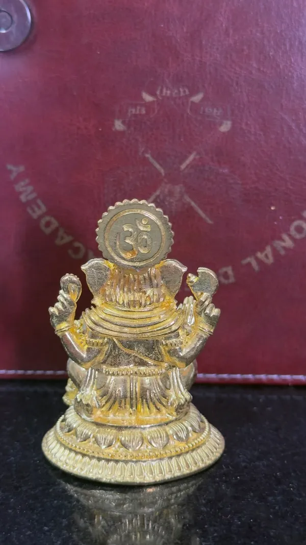 Ganesha_on_Round_Brass_Plate,_Gold_Finish