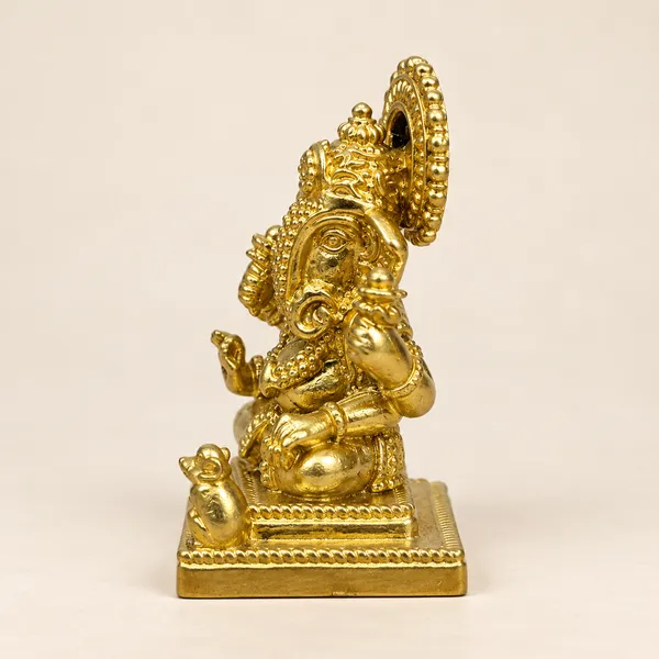 Traditional_Ganesha_Brass_Idol,_Gold_Finish
