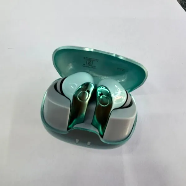 White_Wireless_Earbuds_With_Charging_Case