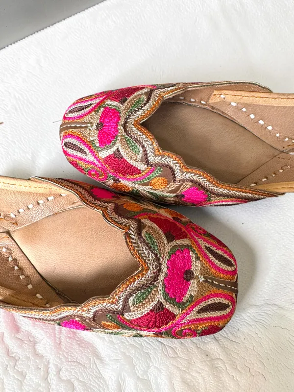 Gul-e-Noor_Jutti_Multishade_Leather_with_Kashmiri_embroidery_Women