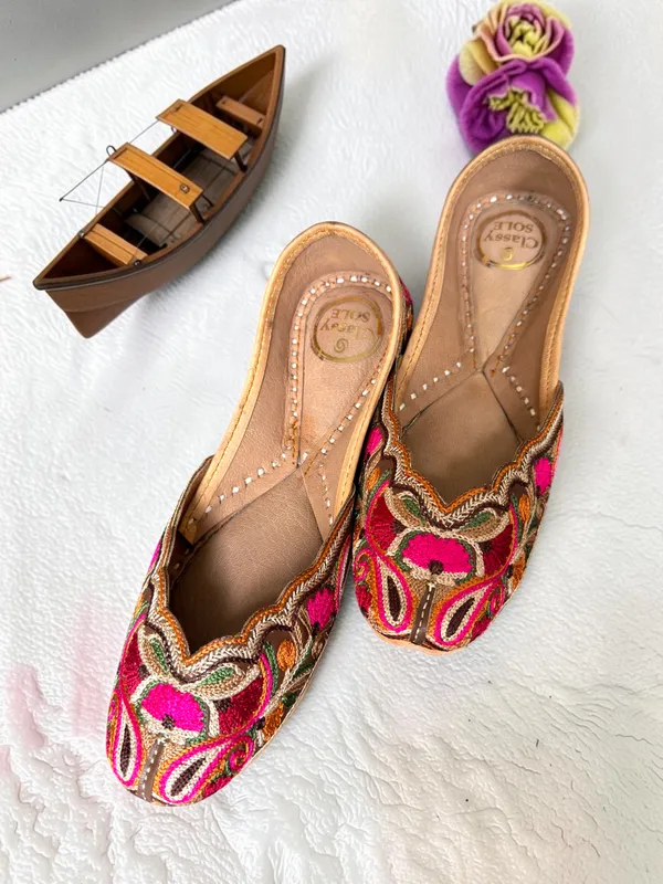 Multicolor_Leather_With_Kashmiri_Embroidery_Jutti_For_Women