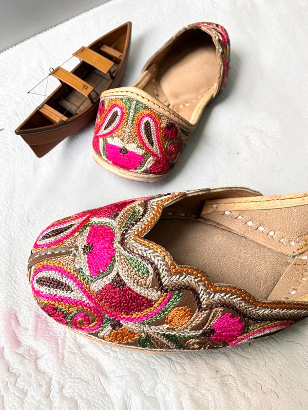 Multicolor_Leather_With_Kashmiri_Embroidery_Jutti_For_Women