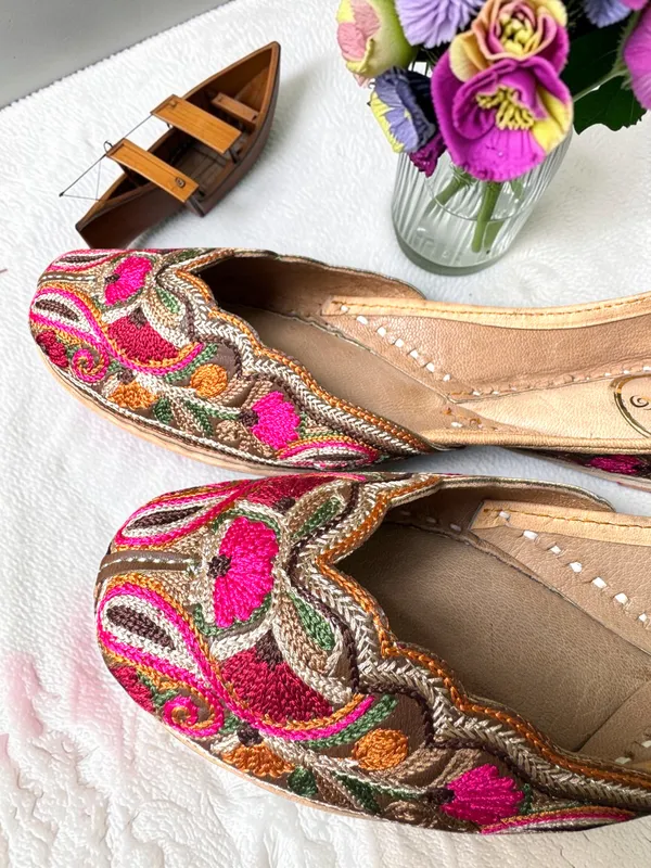 Multicolor_Leather_With_Kashmiri_Embroidery_Jutti_For_Women