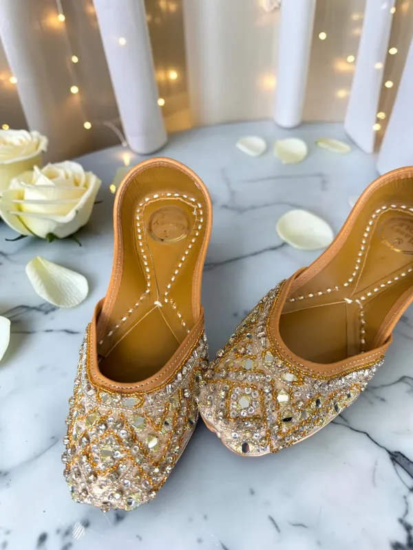 Golden_Leather_Jutti_For_Women