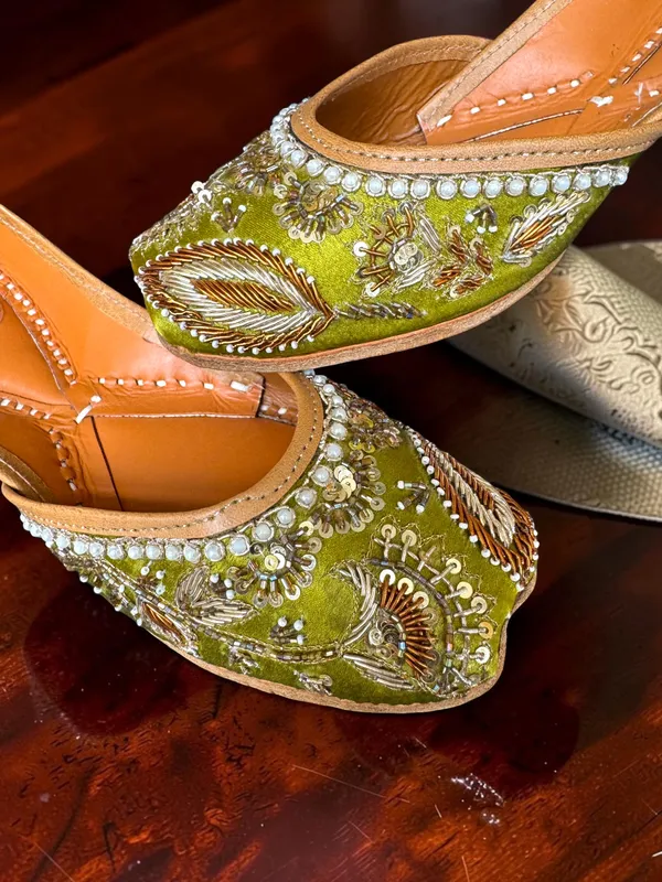 Green_Leather_Jutti_For_Women