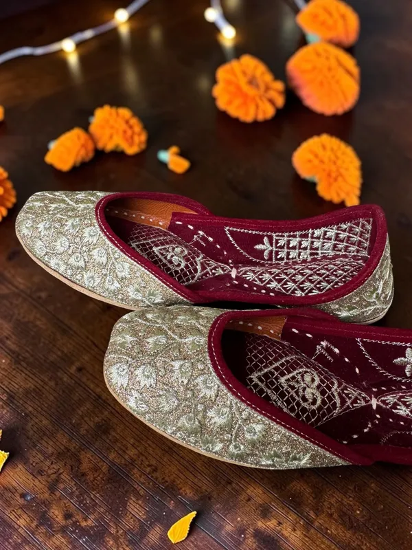 Nira_Jutti_Golden_Leather_and_Zari_Women