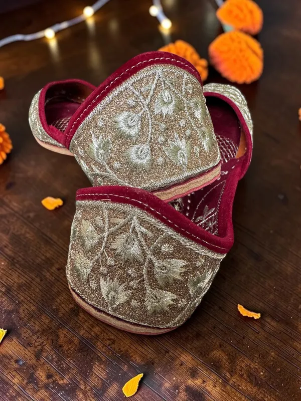 Nira_Jutti_Golden_Leather_and_Zari_Women