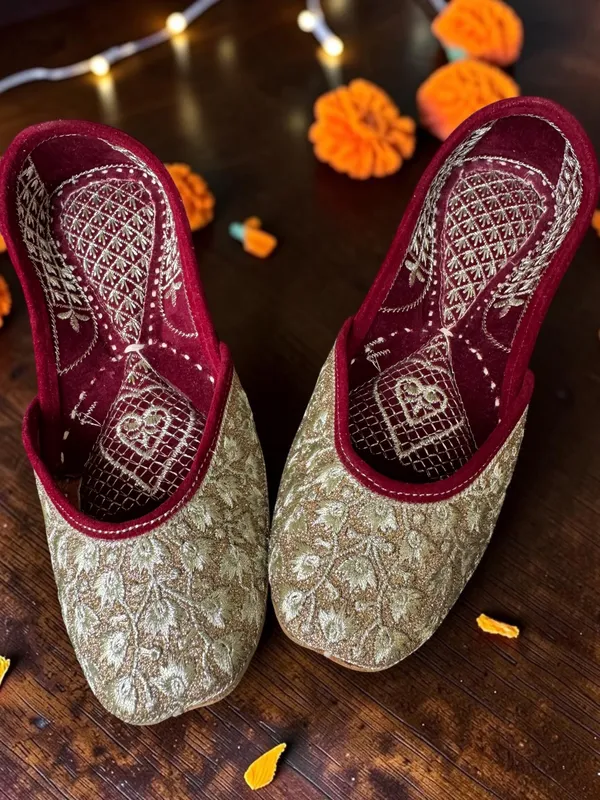 Nira_Jutti_Golden_Leather_and_Zari_Women