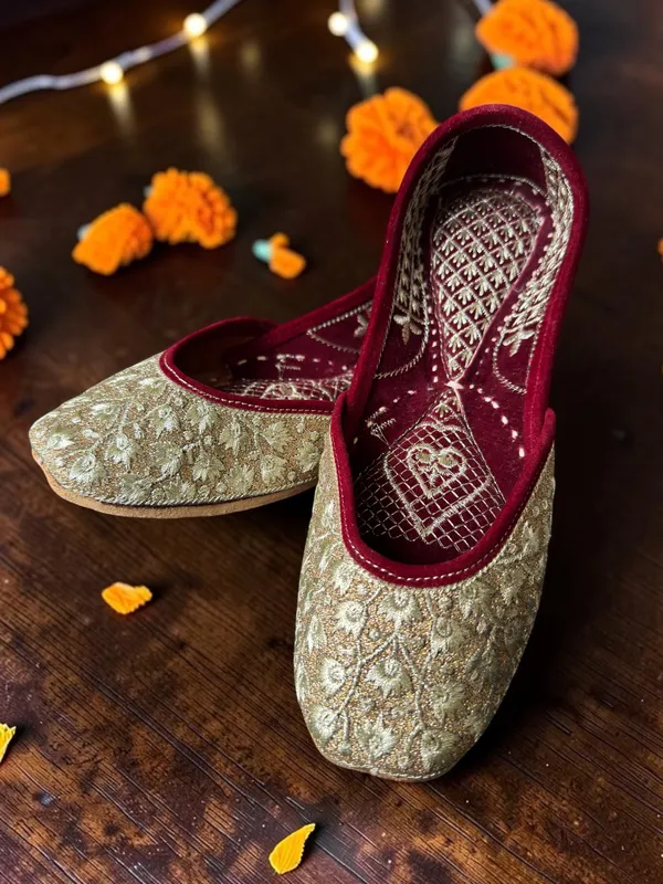 Golden_Leather_And_Zari_Jutti_For_Women