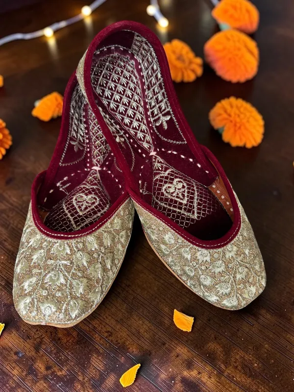 Golden_Leather_And_Zari_Jutti_For_Women