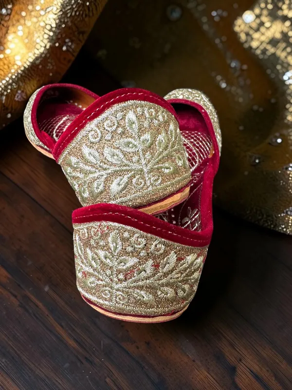 Rumi_Jutti_Golden_Leather_and_Zari_Women
